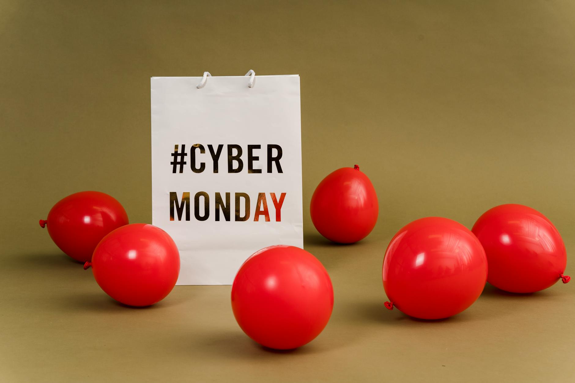 Signs Your Online Shopping Accounts Are Compromised - Featured image