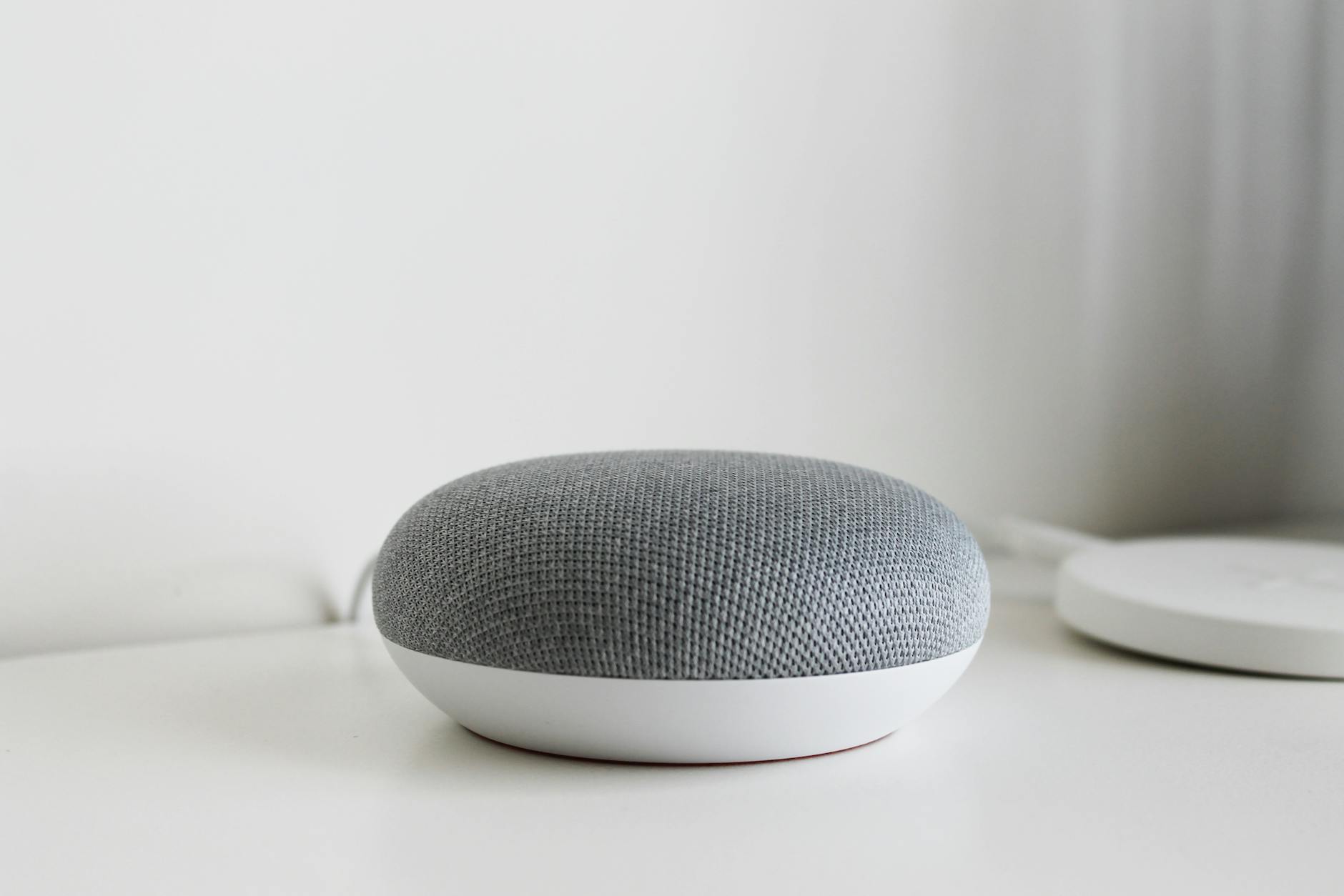 Signs Your Home Assistant Device Is Hacked - Featured image