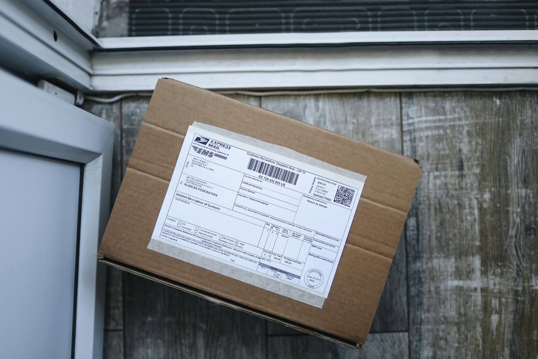 What to Do If Your Package Tracking Is Compromised - Featured image