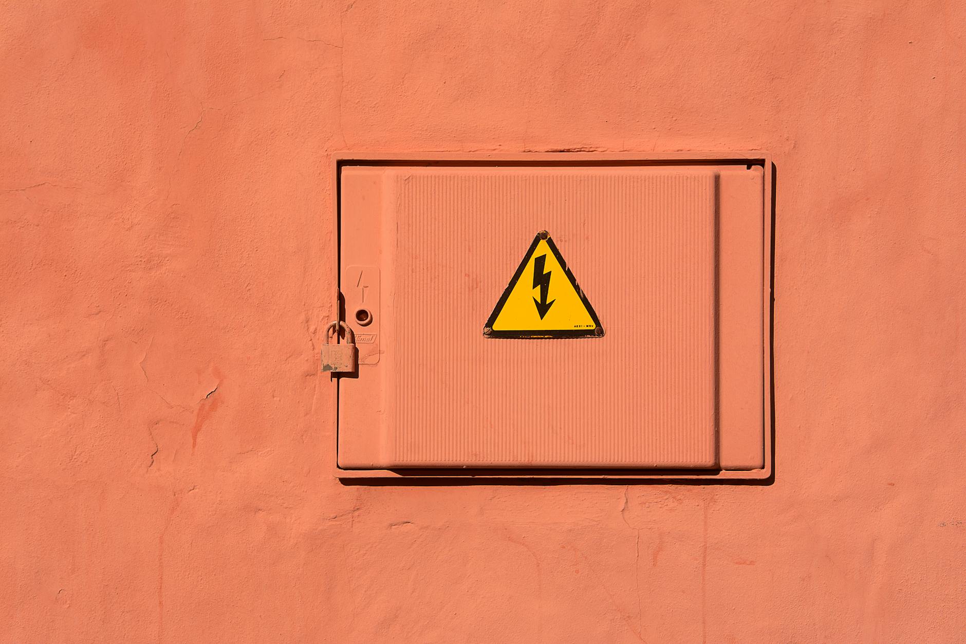 Signs Your Electric Account Has Been Hacked - Featured image