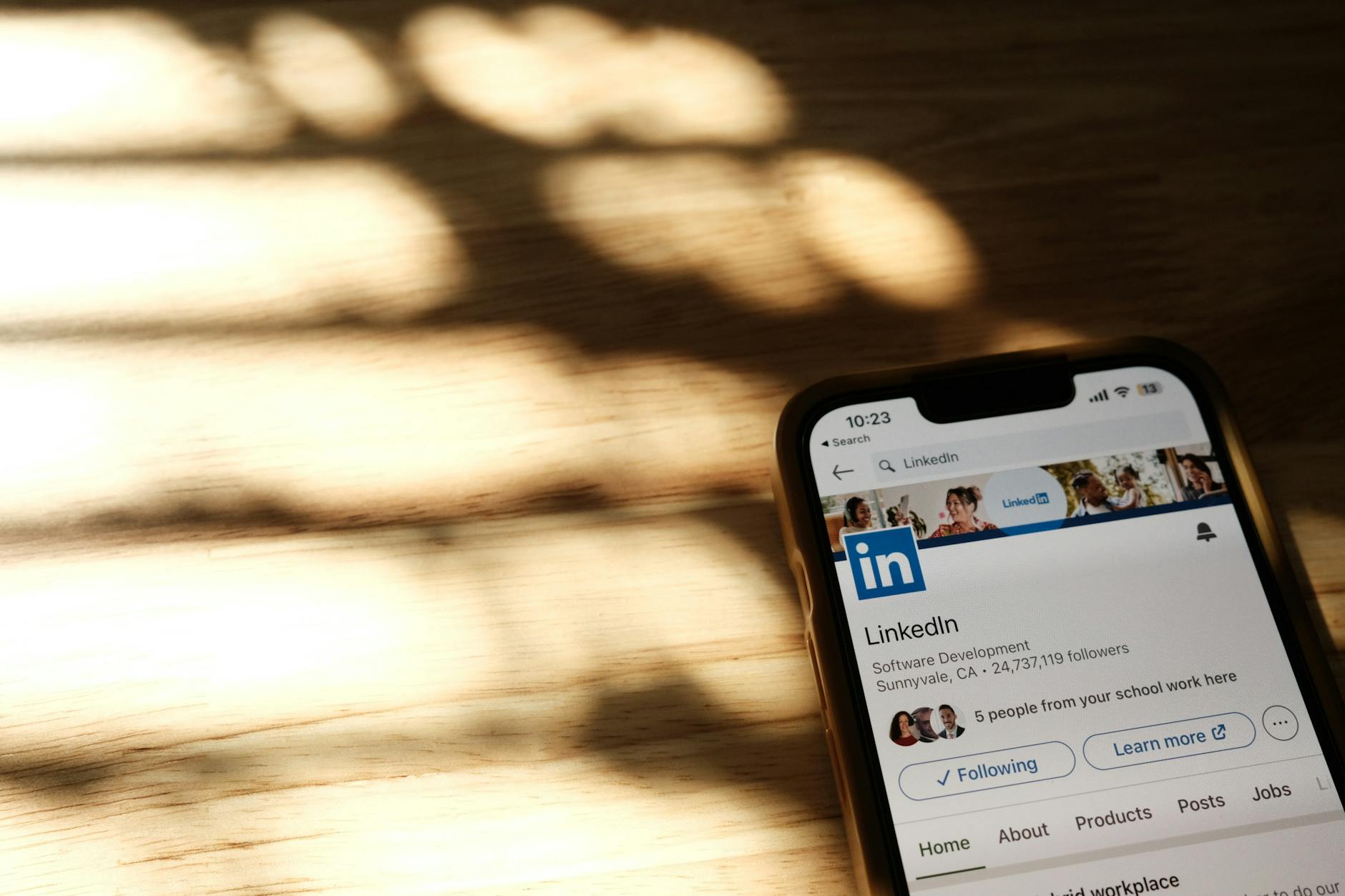 How to Protect Your LinkedIn Connections Privacy - Featured image